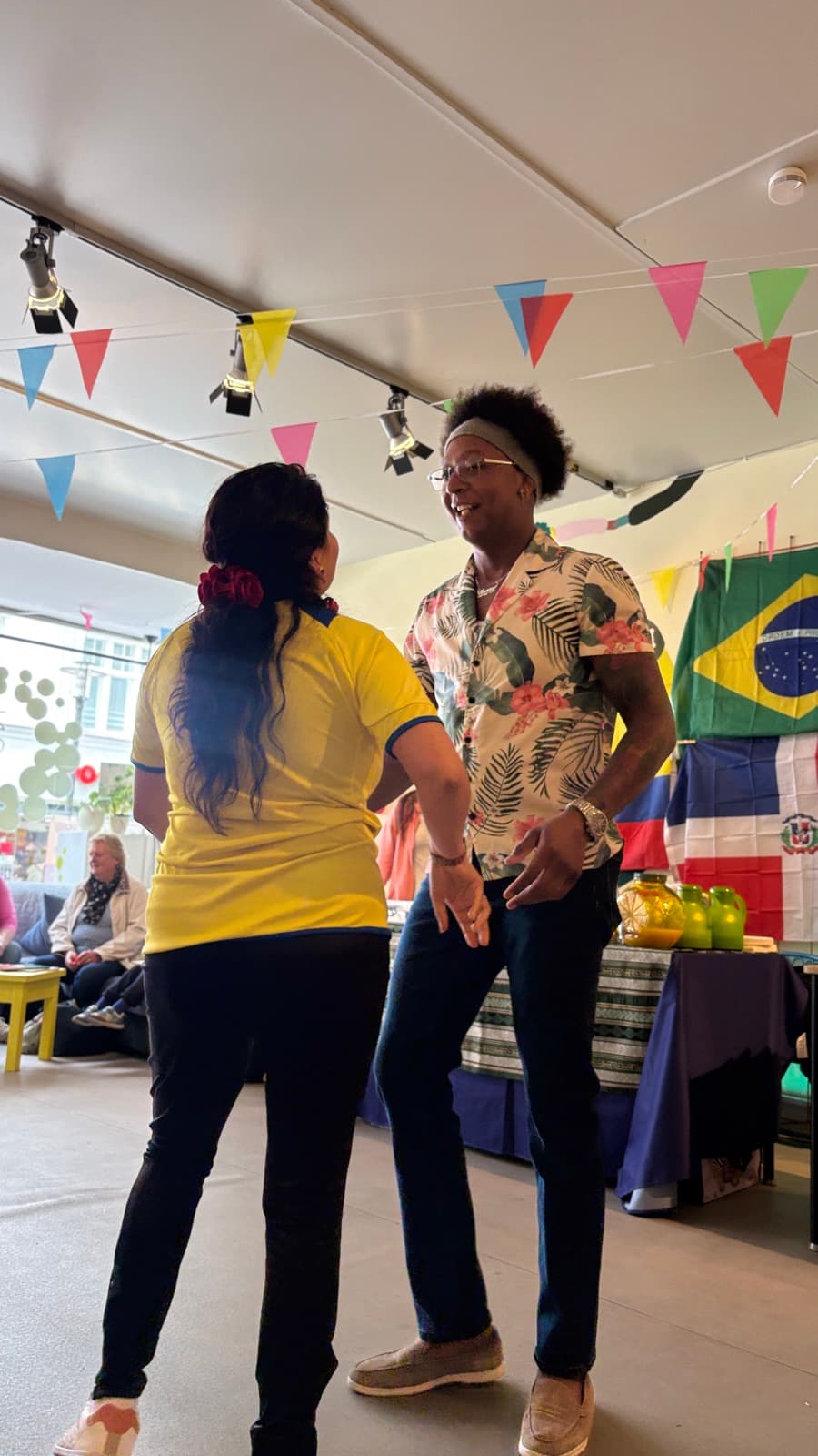 DJ Kenny bailando con asistente en evento latino