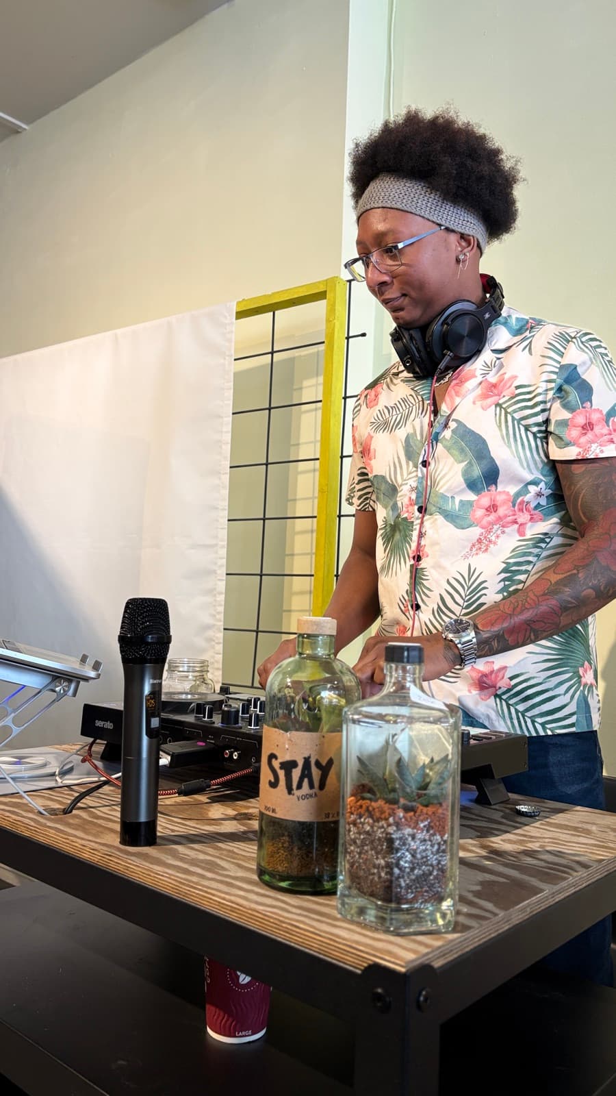 DJ Kenny de perfil tocando en cabina