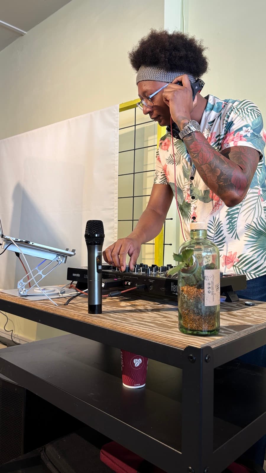 DJ Kenny ajustando audífonos en cabina